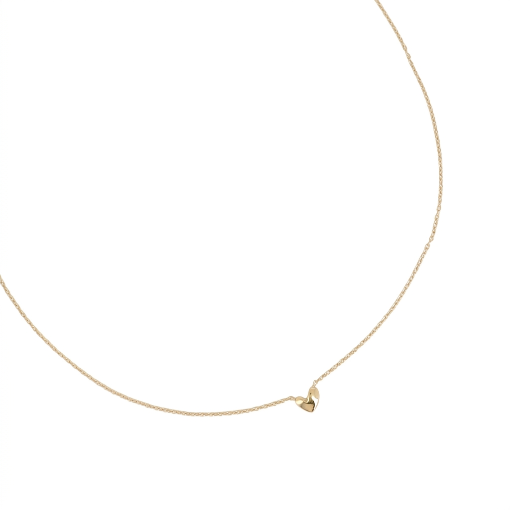 Collier doré Angie avec pendentif cœur bombé - Bijou photographié sur fond blanc