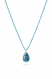 Collier Anthea sur fil doré composé de perles en apatite avec pendentif en forme de goutte orné d'un zircon bleu - Bijou sur fond blanc