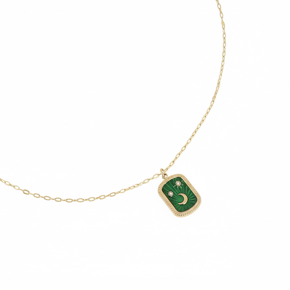 Collier doré Aquila vert avec pendentif lune et étoiles coloré orné de zircons - Bijou photographié sur fond blanc