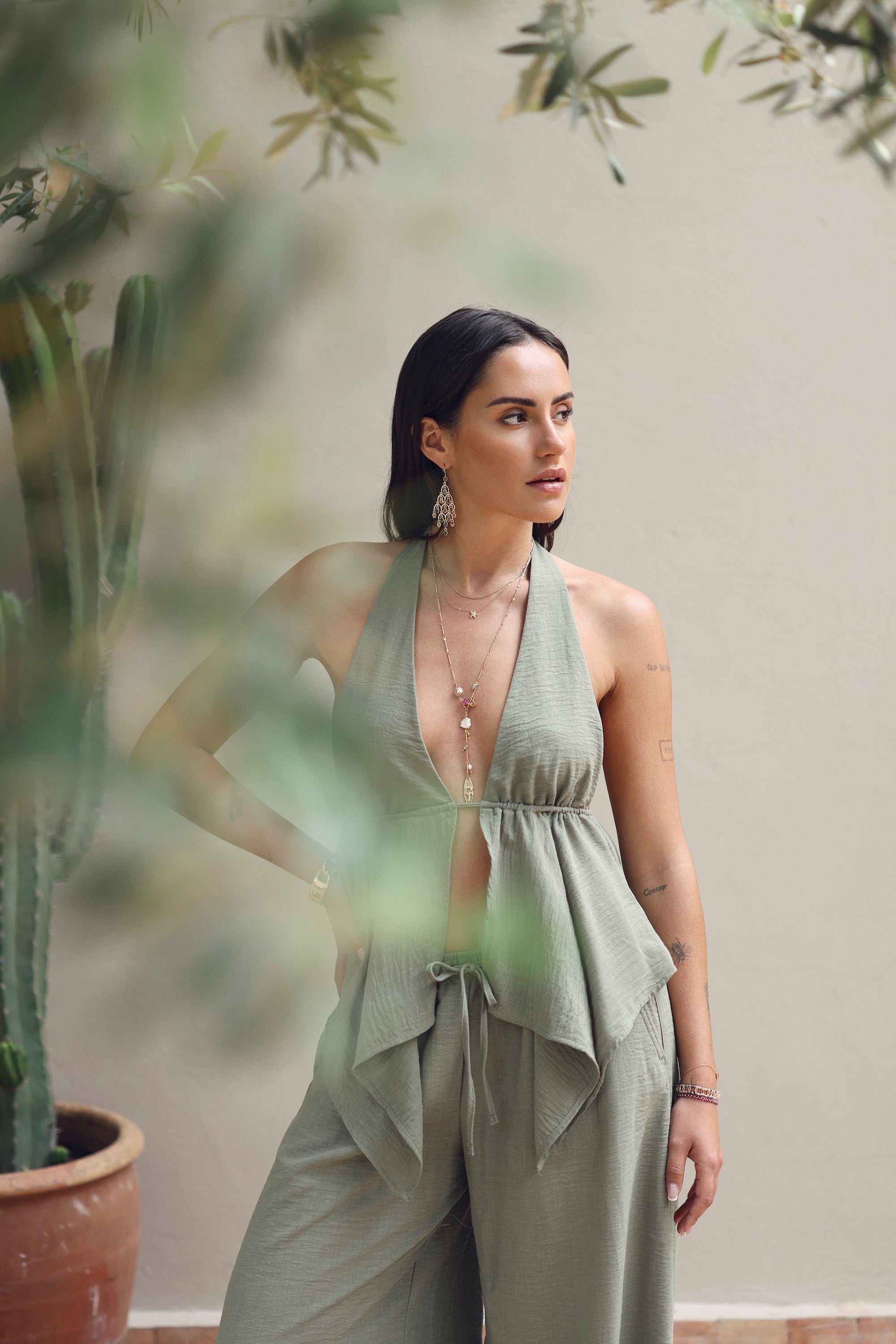 Collier doré Aynara chaîne fine avec pendentif étoile de mer - Bijou porté