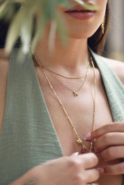Collier doré Aynara chaîne fine avec pendentif étoile de mer - Bijou porté