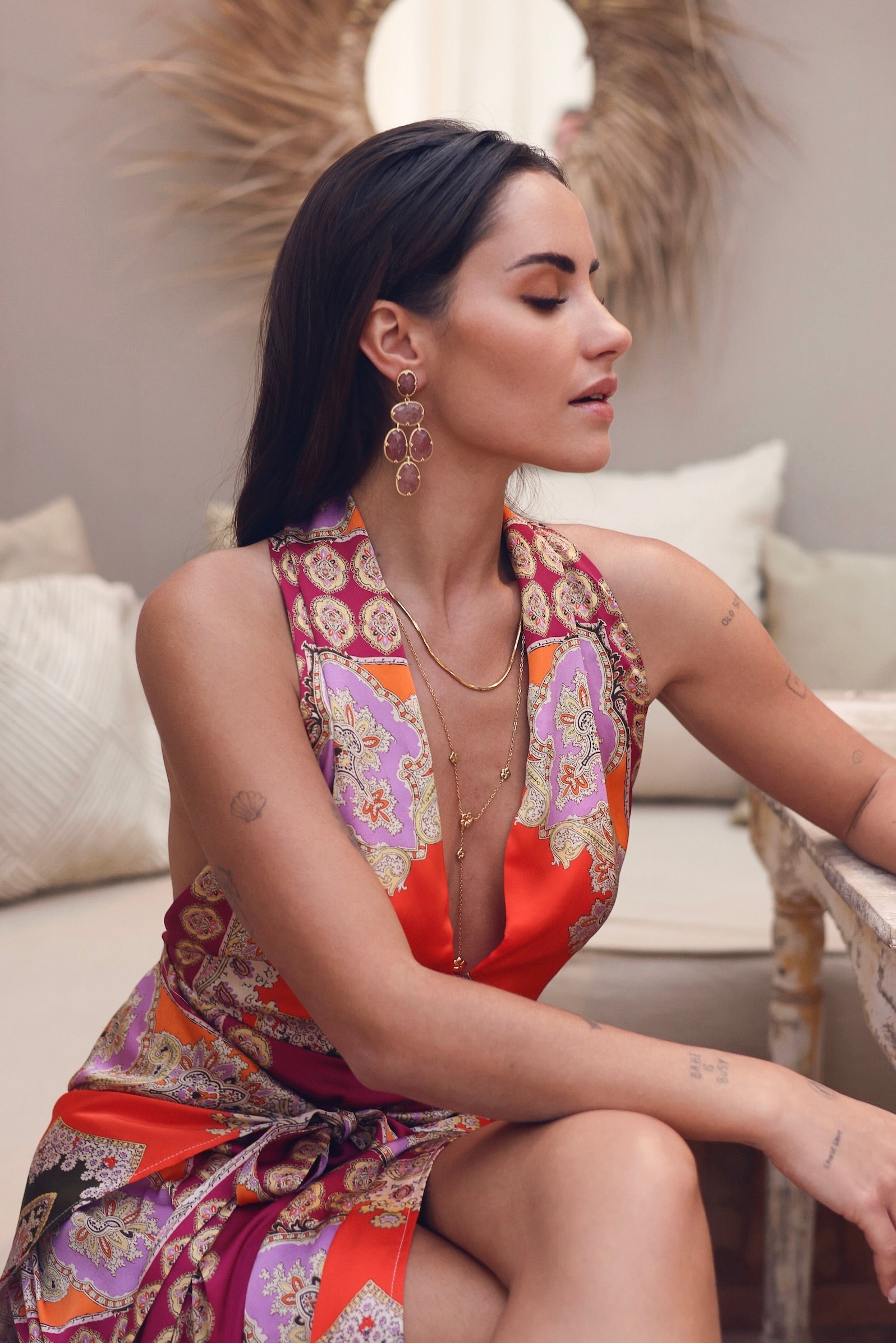 Collier doré Bahya sautoir cravate orné de fleurs d'hibiscus - Bijou porté