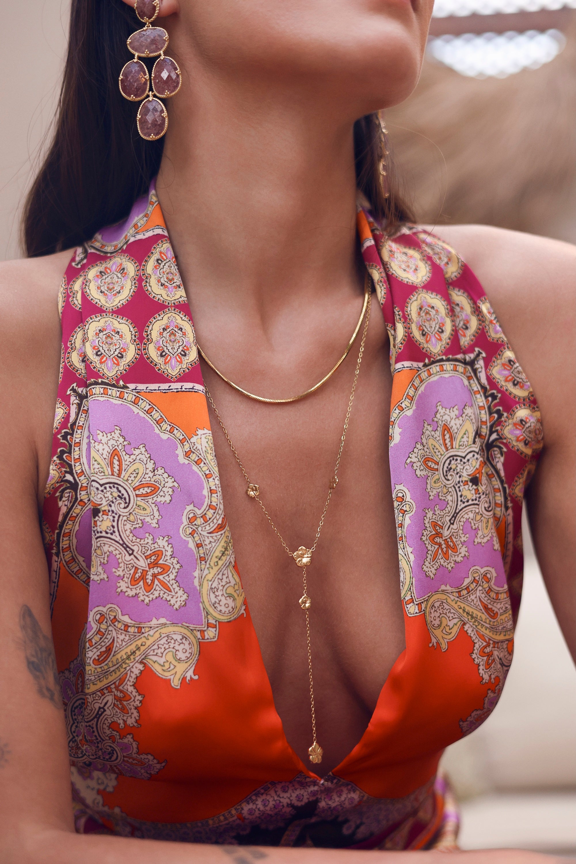 Collier doré Bahya sautoir cravate orné de fleurs d'hibiscus - Bijou porté