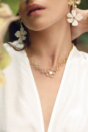 Collier doré Benisia à motif fleurs ajourées orné d'une pierre en nacre - Bijou