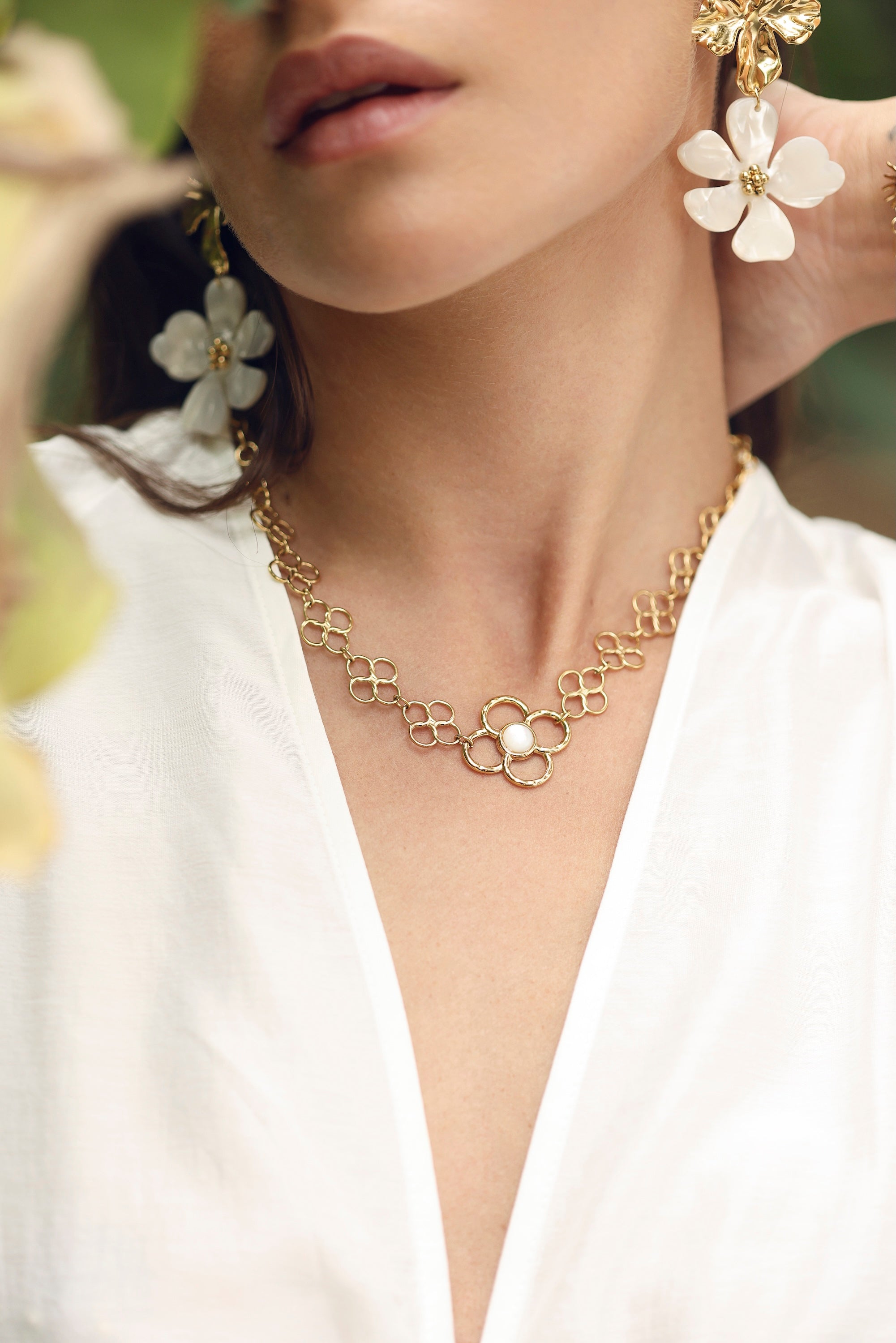 Collier doré Benisia à motif fleurs ajourées orné d'une pierre en nacre - Bijou
