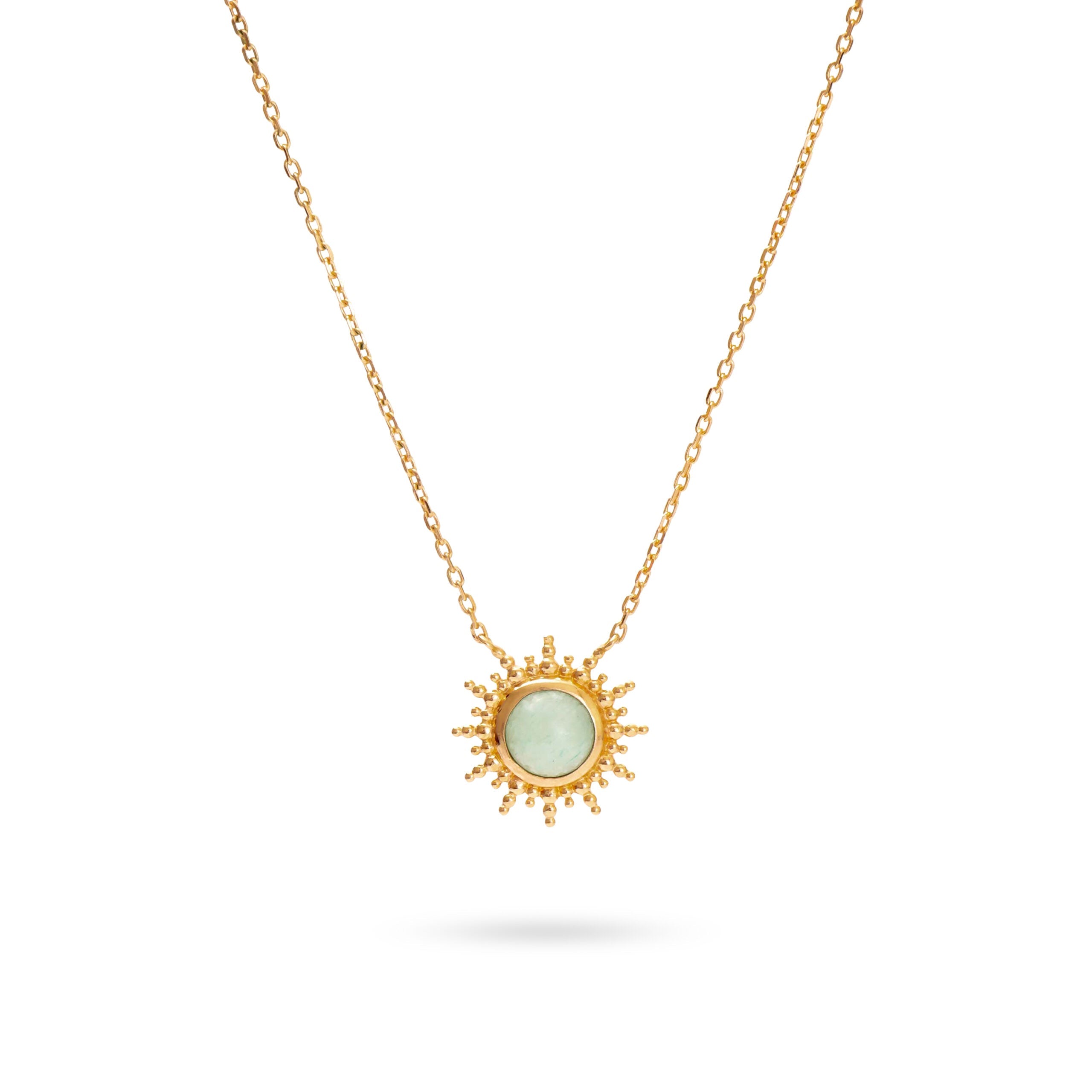 Collier doré Buffy soleil avec pierre aventurine centrale - Bijou photographié sur fond blanc