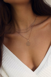 Collier doré Capri chaîne perlée - Bijou porté