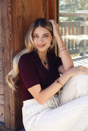 Collier maille doré Carolane avec pendentifs chapeau, trèfle, botte, cœur, bouche et soleil - Bijou porté