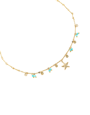 Collier doré Cassilde etoile de mer à chaîne fine avec barres orné de pampilles pastilles martelées, perles d'amazonite et pendentif étoile de mer - Bijou sur fond blanc