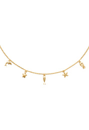 Collier doré Cleo orné de pampilles dauphin, tortue, poisson, étoile de mer et méduse - Bijou sur fond blanc