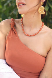 Collier Daelia pierre du soleil doré sur fil orné de perles en pierre du soleil et d’anneaux sertis de zircons orange - Bijou porté