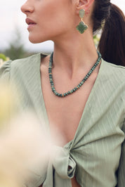 Collier doré Daelia sur fil orné de perles en rubis zoïsite et d’anneaux sertis de zircons verts et orange - Bijou porté
