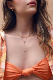 Collier doré Daphne cravate orné d'un zircon vert et d'une pierre labradorite en forme de goutte - Bijou porté