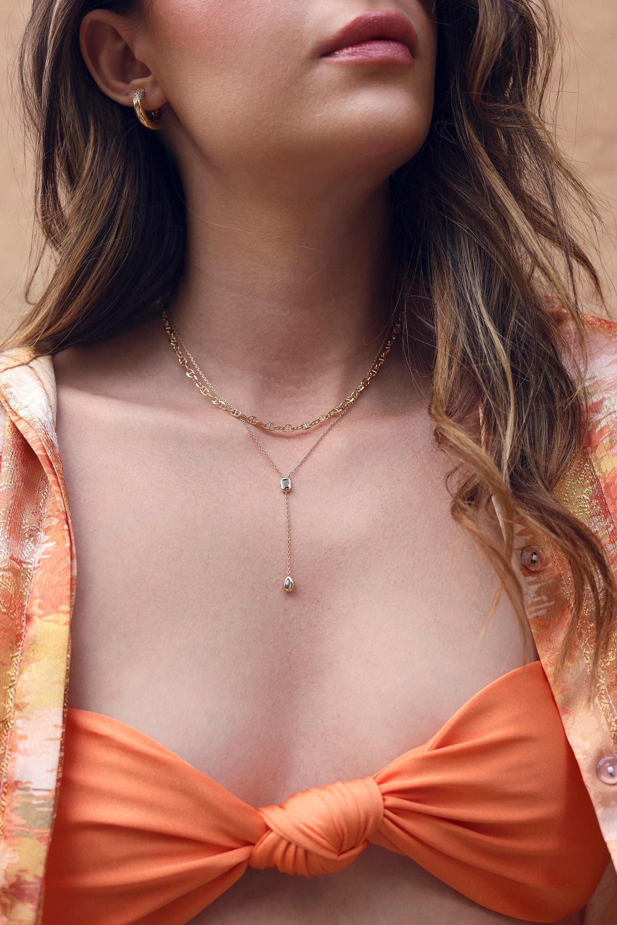 Collier doré Daphne cravate orné d'un zircon vert et d'une pierre labradorite en forme de goutte - Bijou porté