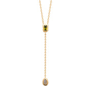 Collier doré Daphne cravate orné d'un zircon vert et d'une pierre labradorite en forme de goutte - Bijou sur fond blanc