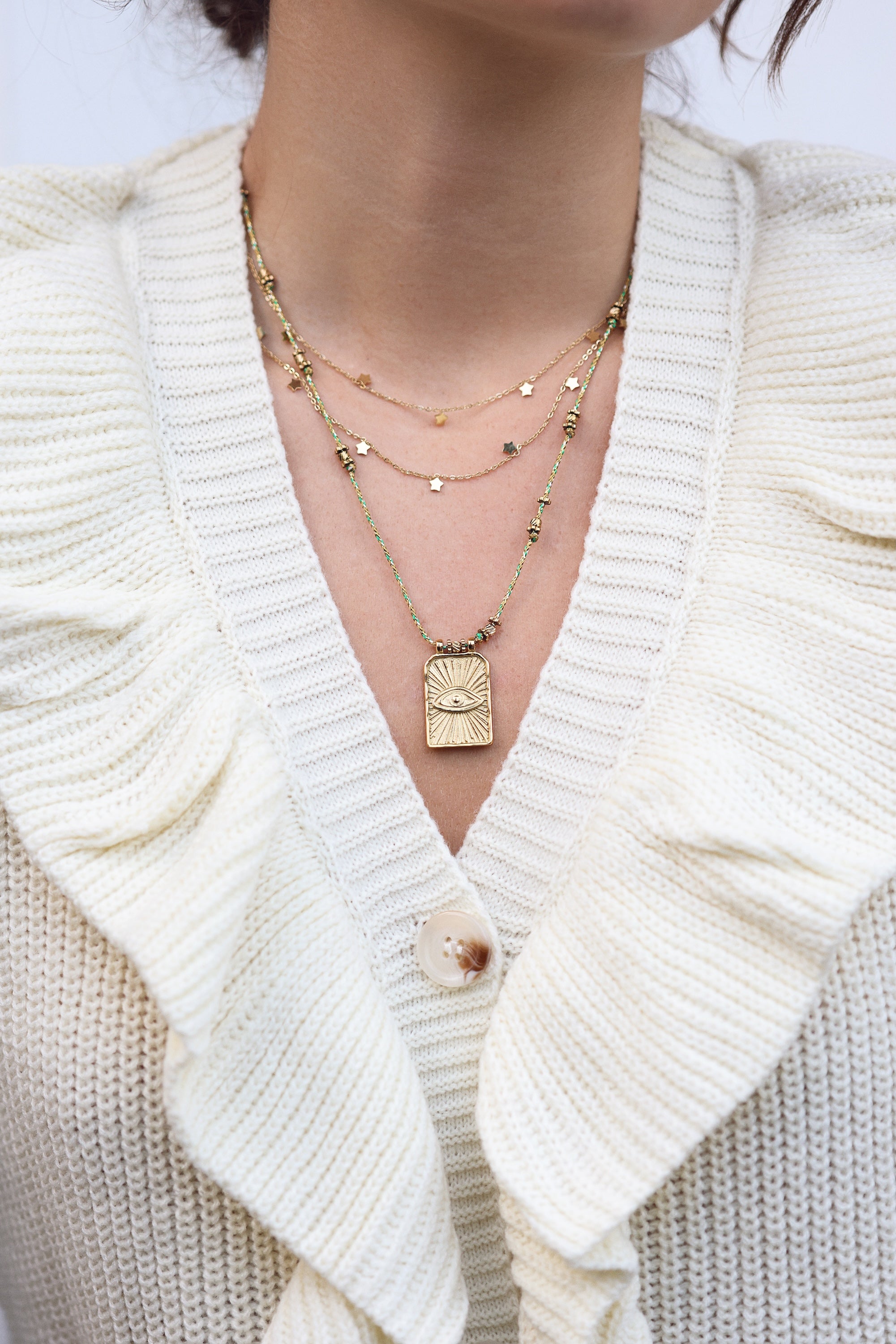 Collier doré Daria cordon coloré orné d'une médaille rectangulaire avec un œil - Bijou porté