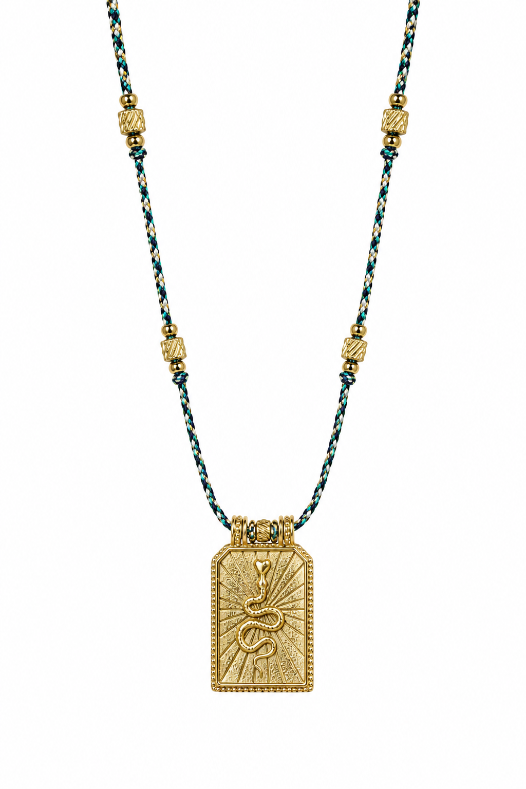 Collier doré Daria cordon coloré orné d'une médaille rectangulaire avec un serpent - Bijou sur fond blanc