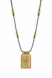 Collier doré Daria cordon coloré orné d'une médaille rectangulaire avec un serpent - Bijou sur fond blanc