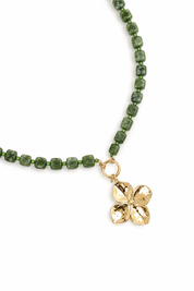 Collier doré Darya fleur agate verte orné de perles carrées en agate verte et d'un pendentif fleur amovible - Bijou sur fond blanc