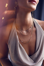 Collier doré Davia goutte orné de pendentifs sertis de zircons - Bijou porté
