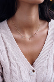 Collier doré Davia lune orné de pendentifs sertis de zircons - Bijou porté