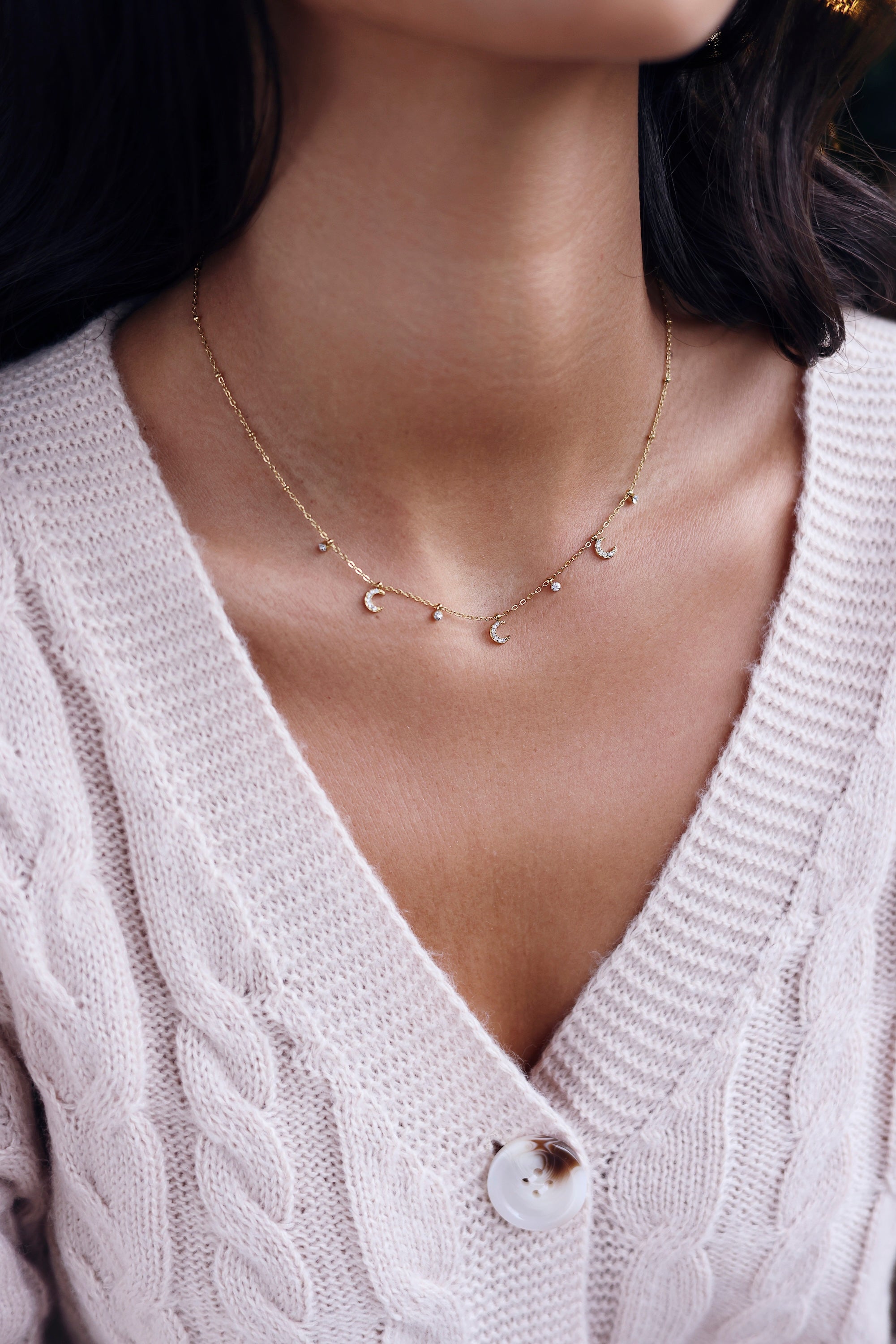 Collier doré Davia lune orné de pendentifs sertis de zircons - Bijou porté