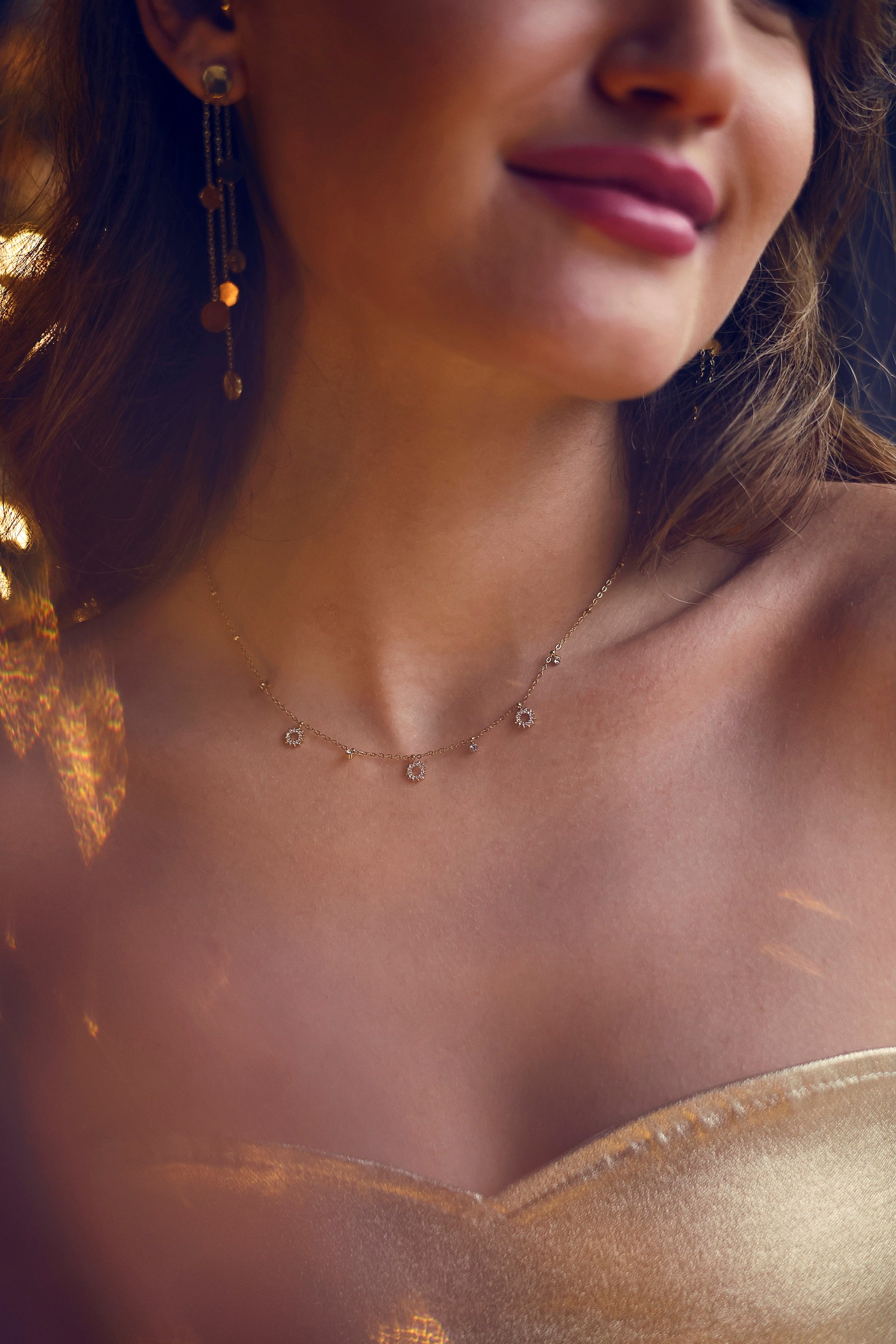 Collier doré Davia soleil orné de pendentifs sertis de zircons - Bijou porté
