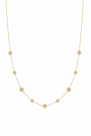Collier doré Delphine fleurs - Bijou sur fond blanc