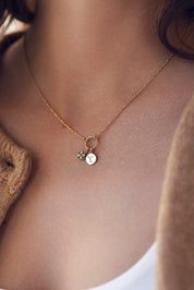 Collier personnalisable doré Delya anneau simple pour lettres de l'alphabet et charms - Bijou porté