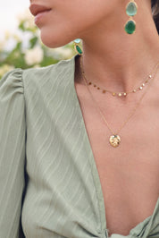 Collier doré Dena chaîne fine avec pampilles soleils - Bijou porté