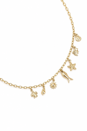 Collier doré Dilan chaîne maille fine avec pendentifs tortue, coquillages, poissons, soleil et étoile de mer - Bijou sur fond blanc