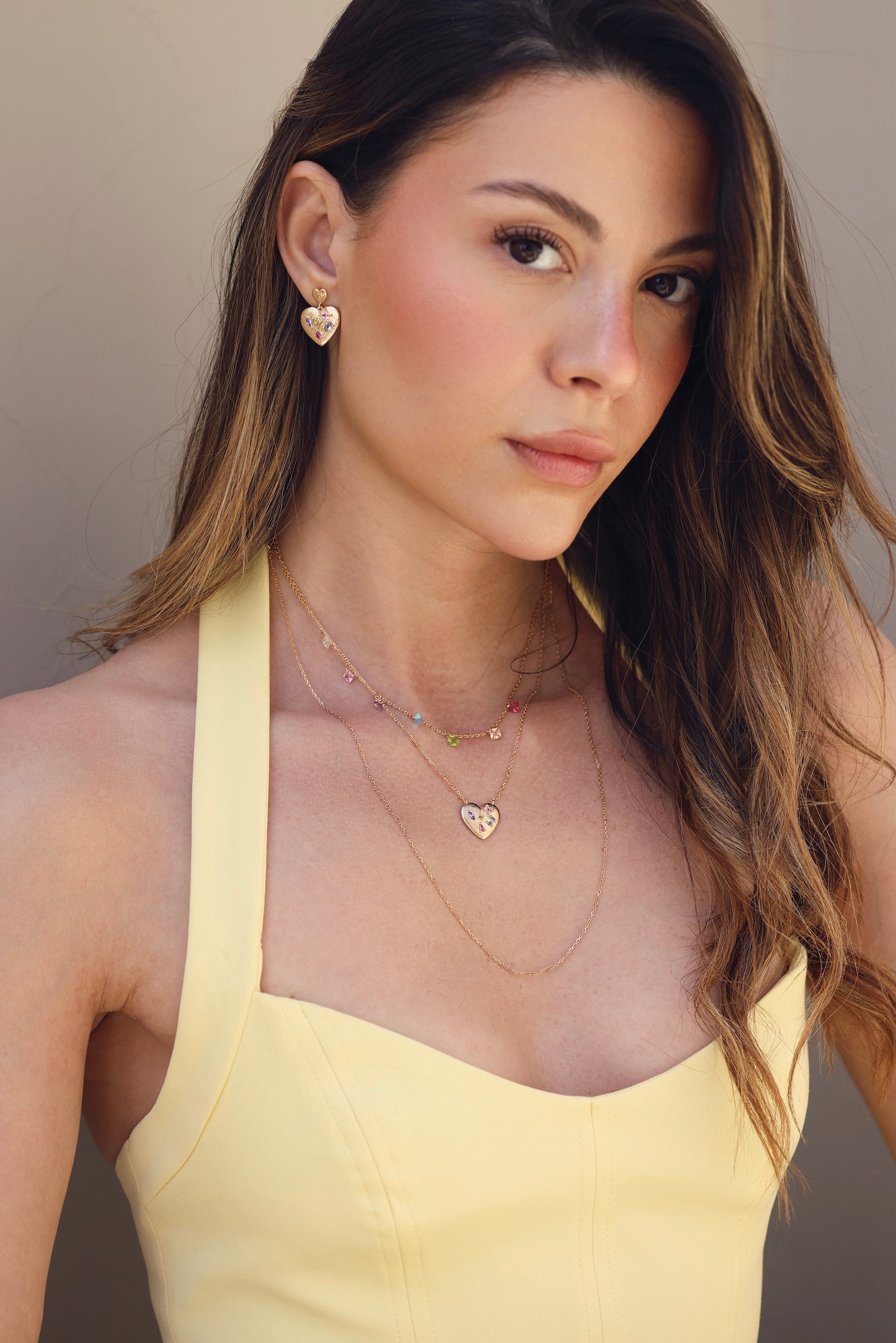 Collier doré Edwina orné de pampilles zircons multicolores en forme de losange - Bijou porté