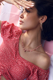 Collier sur fil doré Elouane composé de perles en opale rose avec pampilles en rhodonite - Bijou porté