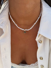 Collier personnalisable Elya doré en nacre pour initiales et charms - Bijou porté