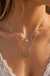 Collier doré Enza aventurine demi-soleil avec pierre aventurine - Bijou porté