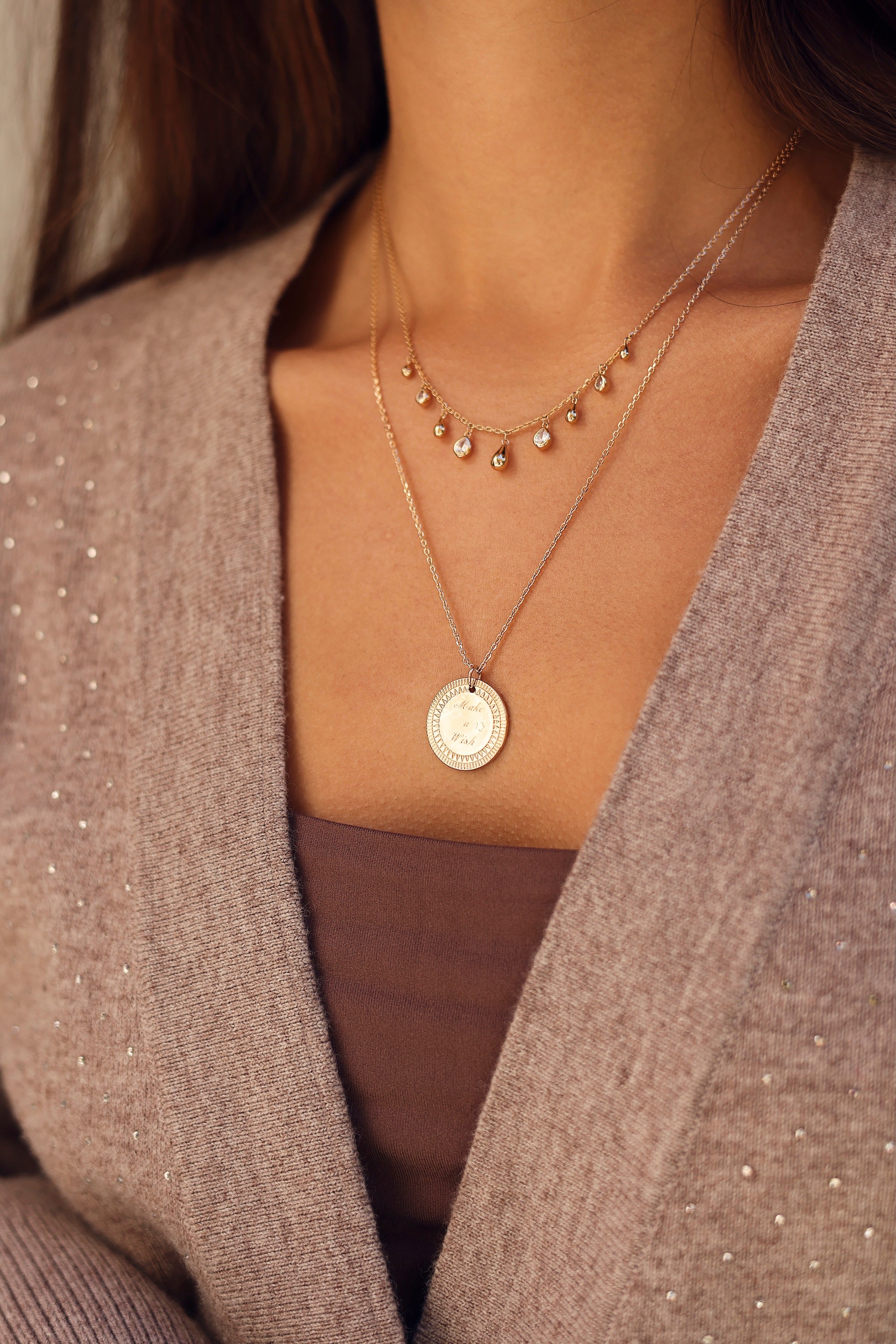 Collier doré Estelle charms gouttes et zircons - Bijou porté