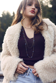 Collier sautoir doré Fergi lapis lazuli chaîne fine orné de pierres naturelles en forme de trèfle - Bijou porté