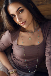 Collier sautoir doré Fergi turquoise africaine chaîne fine orné de pierres naturelles en forme de trèfle - Bijou porté
