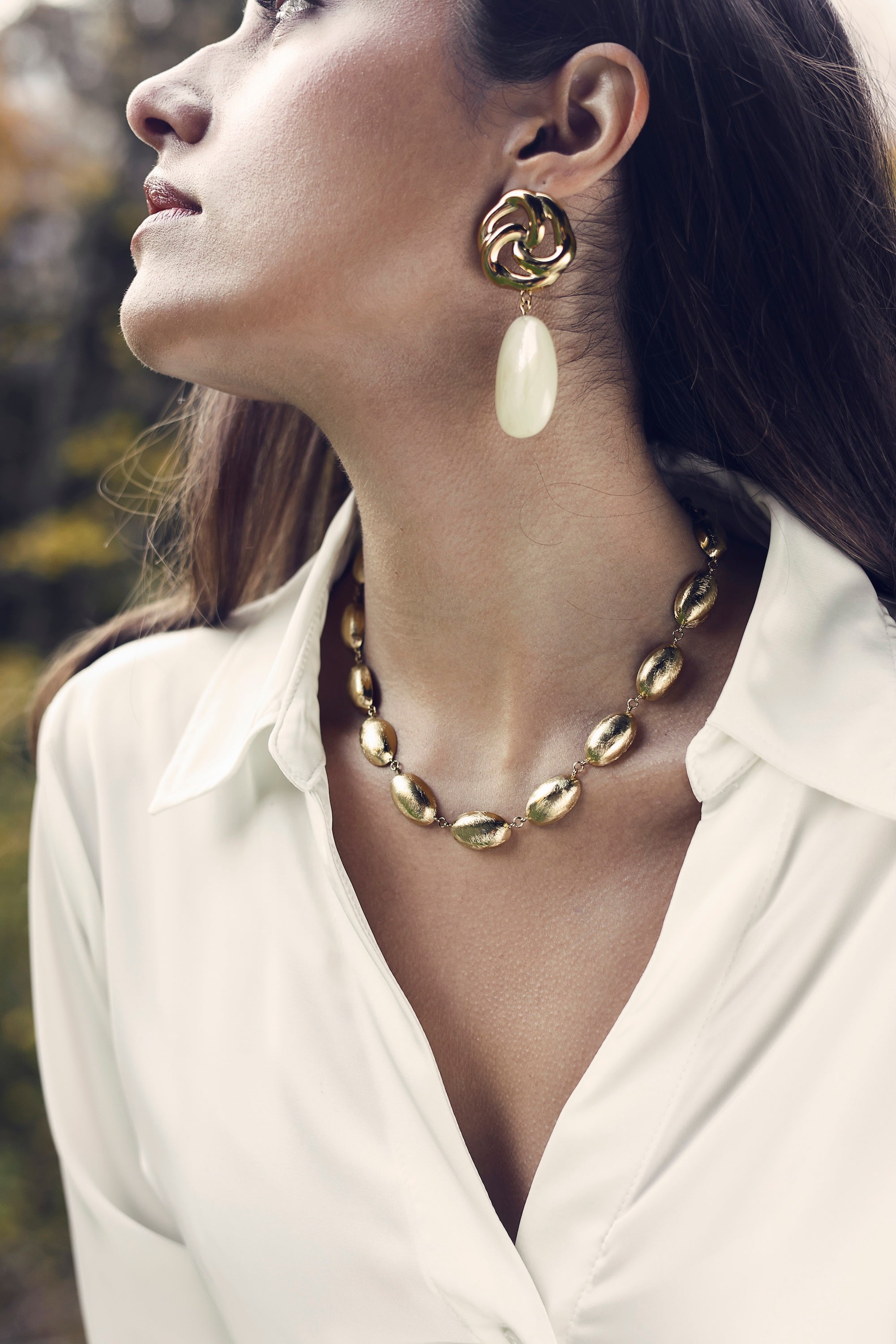 Collier doré Florys effet brossé - Bijou porté