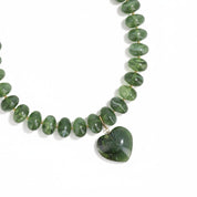 Collier statement doré Ginie vert en acétate avec un pendentif cœur - Bijou photographié sur fond blanc