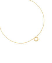Collier doré Haneya chaîne fine avec pendentif soleil ajouré - Bijou sur fond blanc