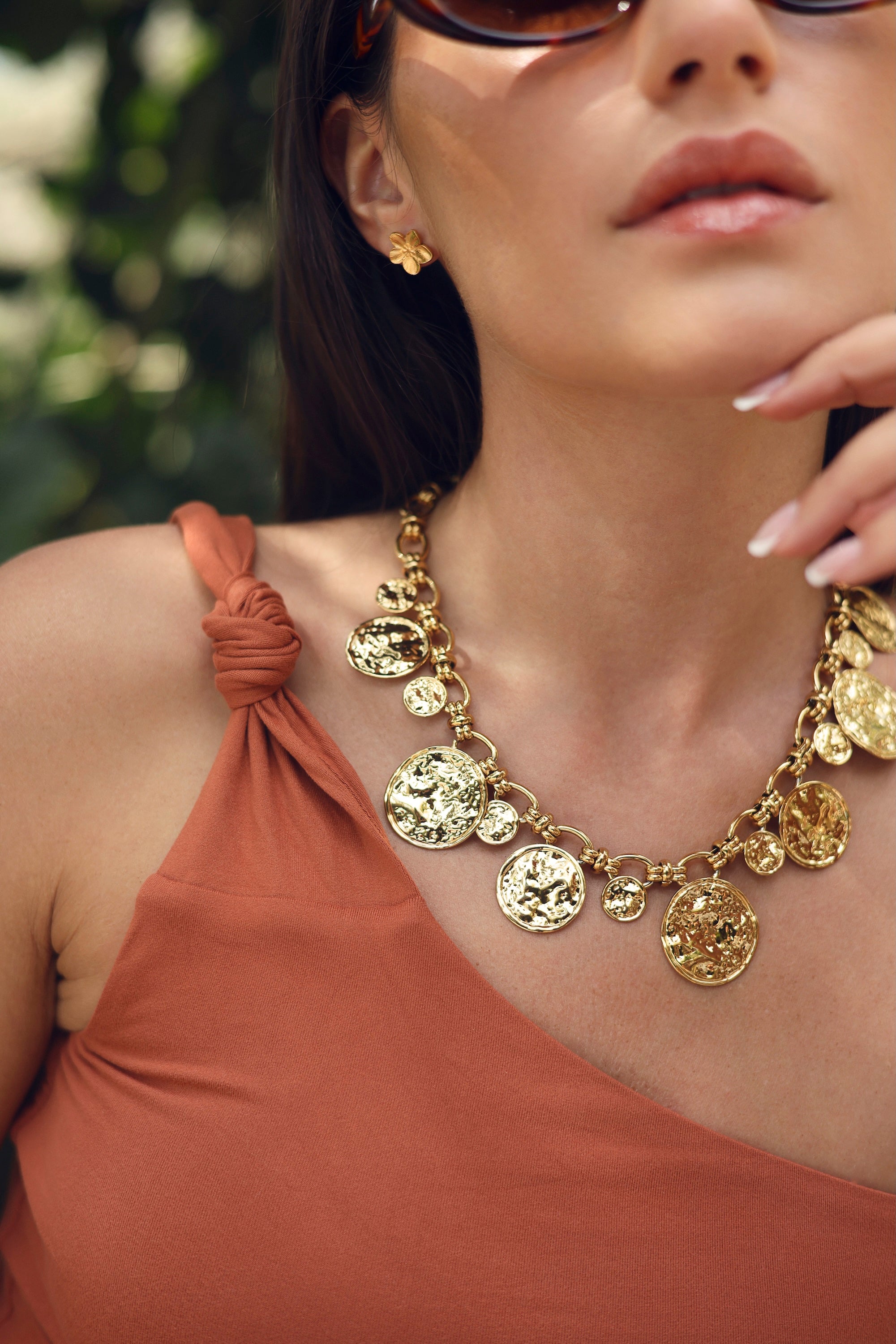 Collier statement doré Imraan chaîne en maille ornée de grosses pastilles rondes martelées - Bijou porté