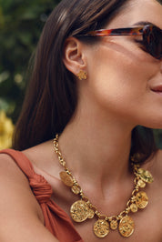 Collier statement doré Imraan chaîne en maille ornée de grosses pastilles rondes martelées - Bijou porté