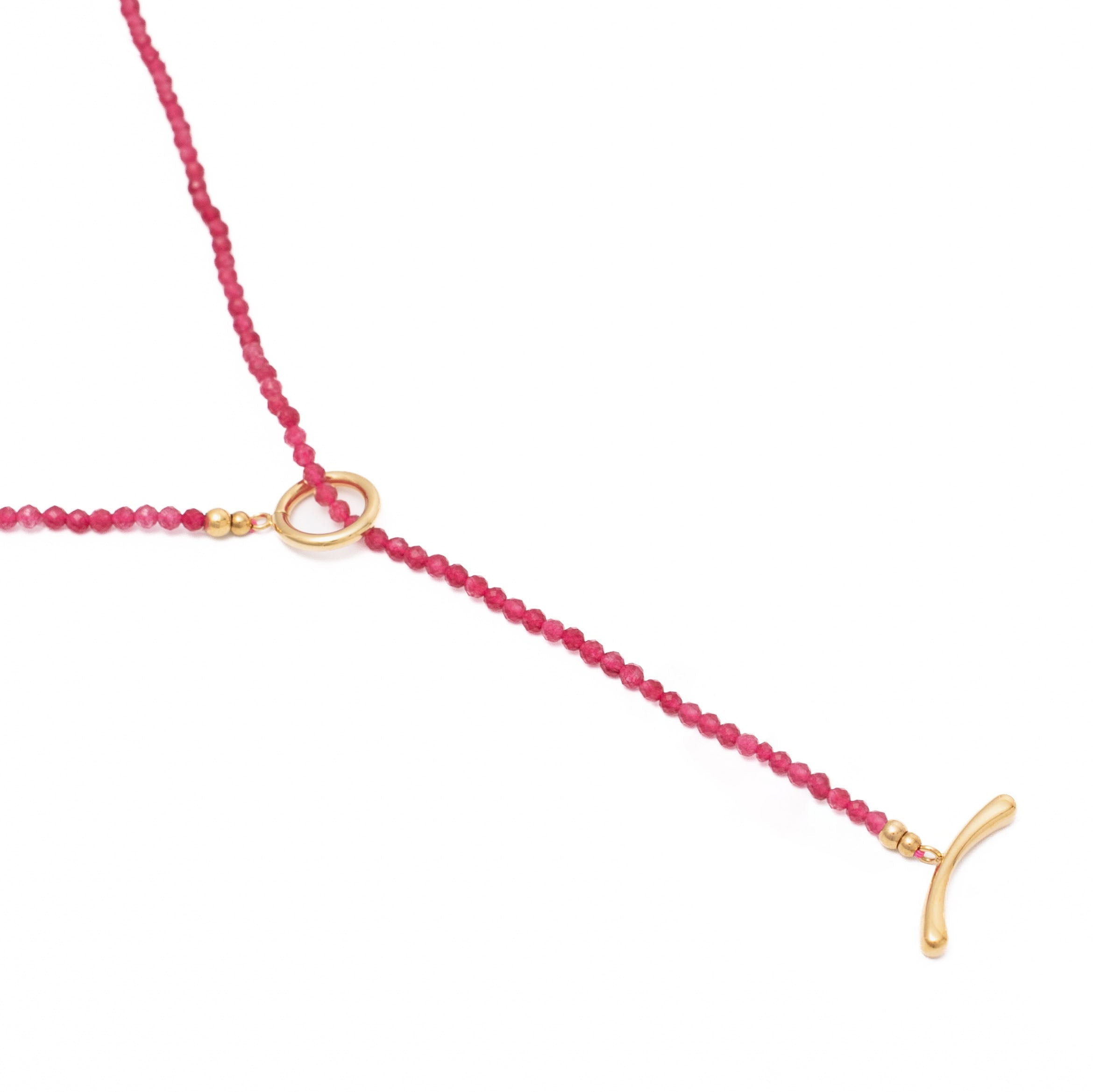 Collier sautoir cravate doré Indah agate fuchsia pierre naturelle avec anneau coulissant - Bijou sur fond blanc
