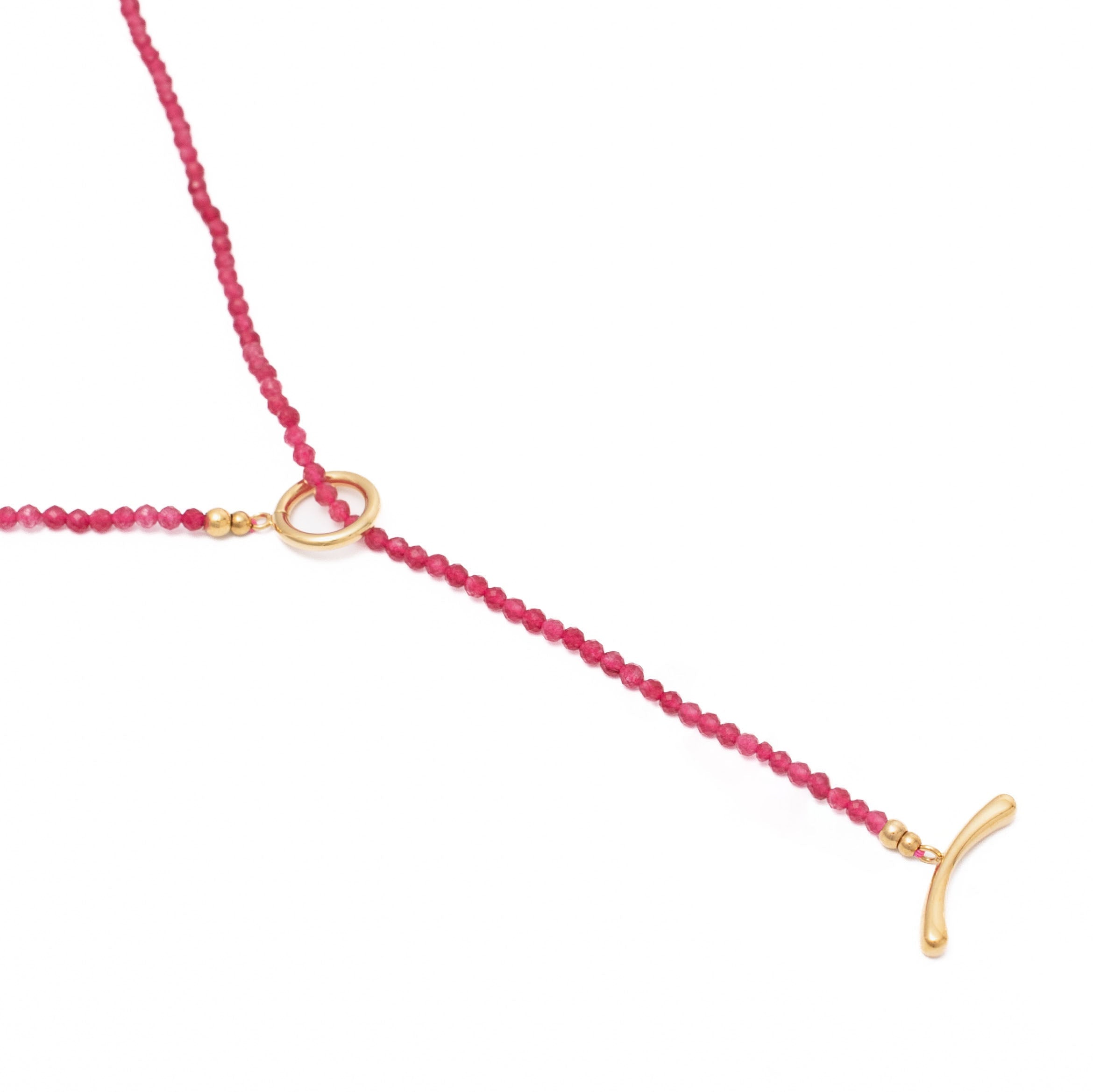 Collier sautoir cravate doré Indah agate fuchsia pierre naturelle avec anneau coulissant - Bijou sur fond blanc