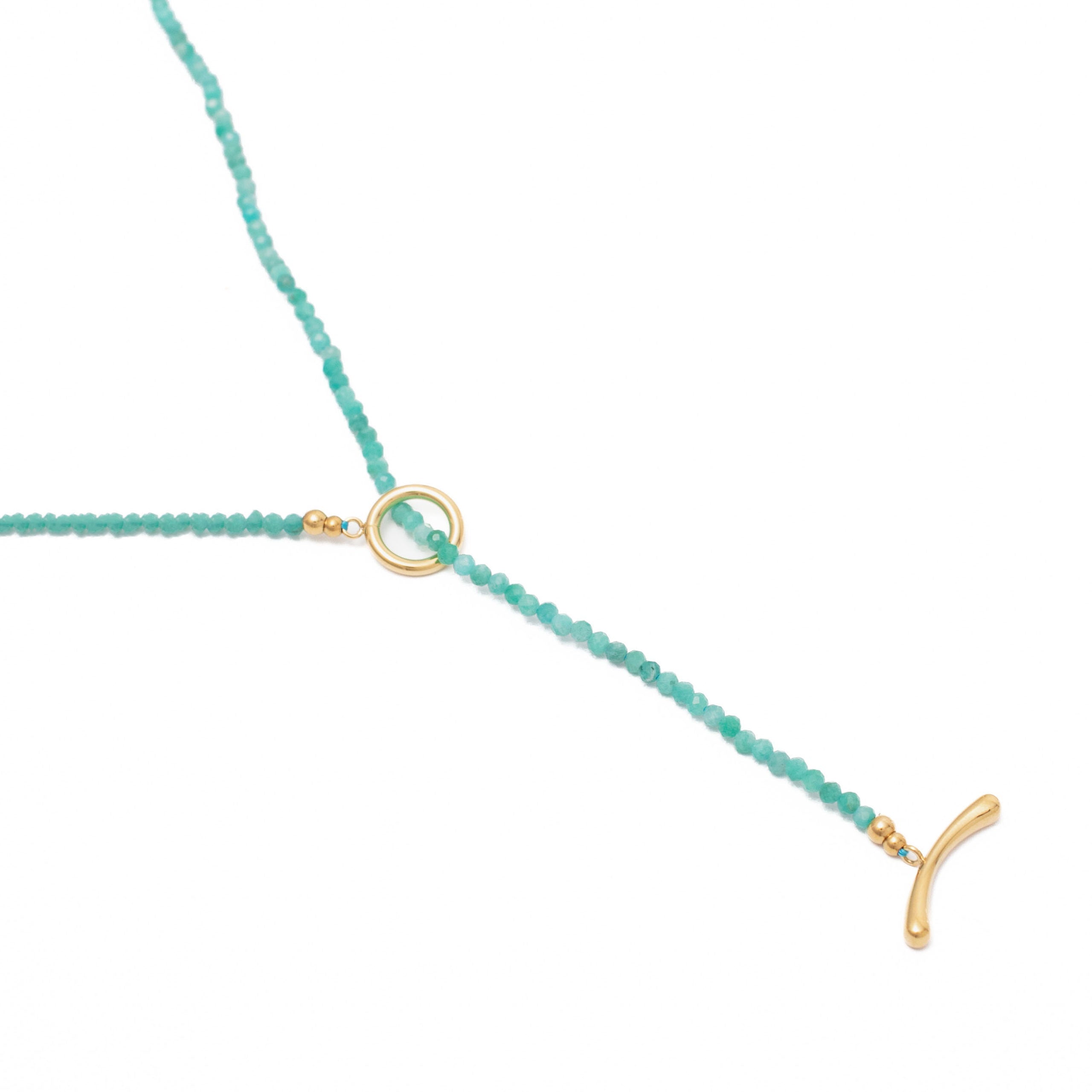 Collier sautoir cravate doré Indah amazonite pierre naturelle avec anneau coulissant - Bijou sur fond blanc