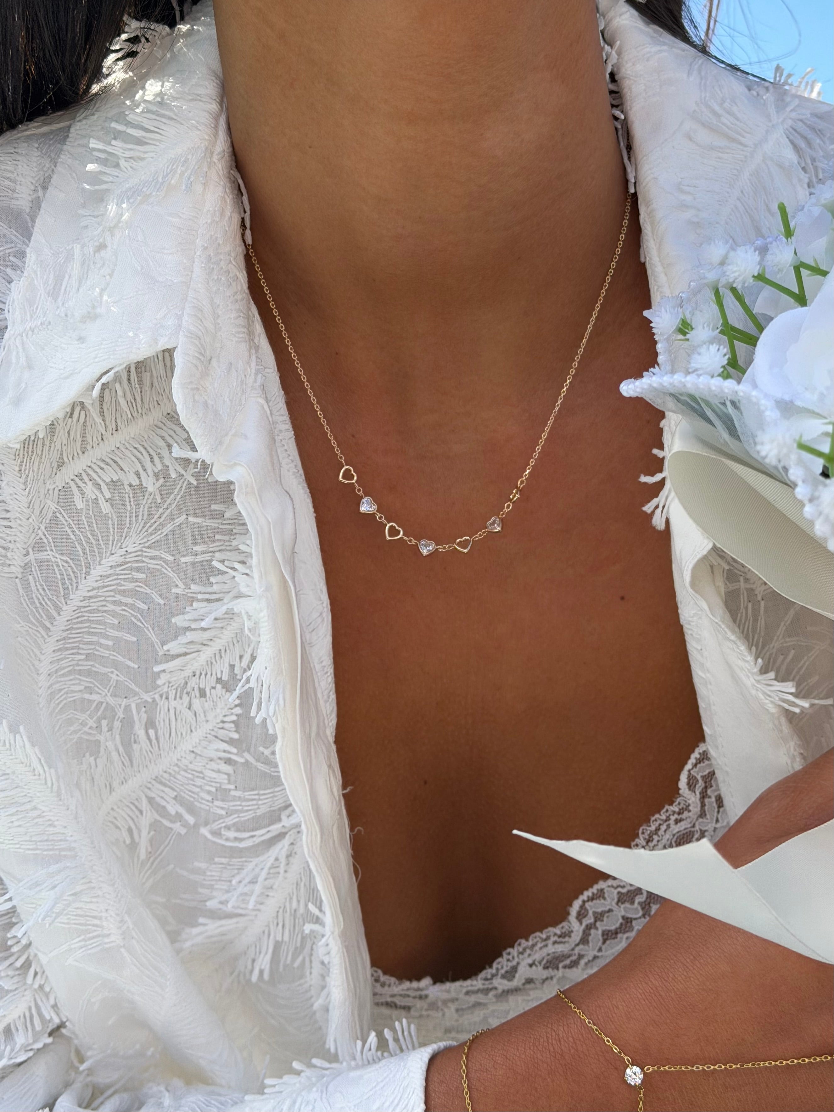 Collier doré Isidora avec cœurs ajourés et cœurs sertis de zircons - Bijou porté