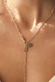 Collier cravate Janya en maille avec mousqueton doré pour lettres de l'alphabet et charms - Bijou porté