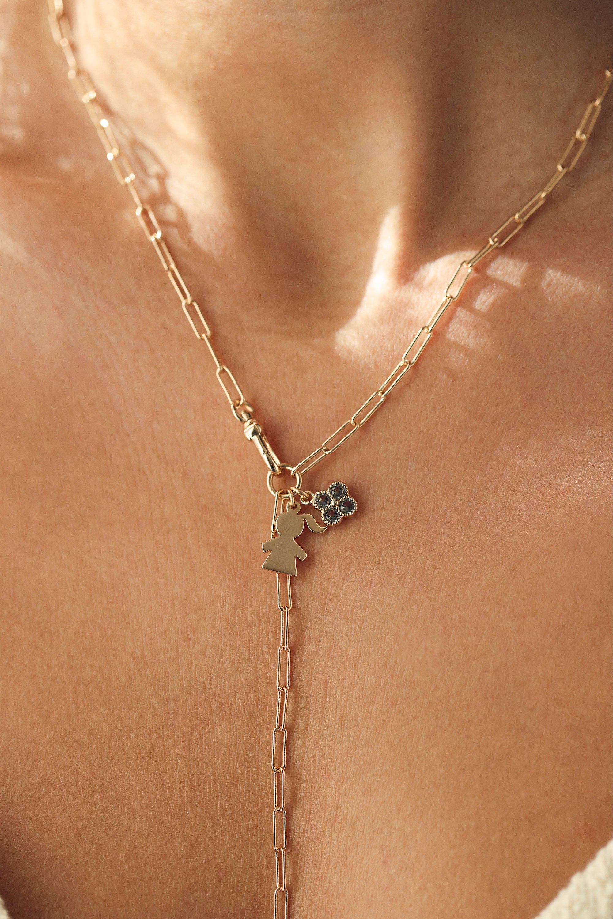 Collier cravate Janya en maille avec mousqueton doré pour lettres de l'alphabet et charms - Bijou porté