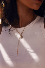 Collier cravate Janya en maille avec mousqueton doré pour lettres de l'alphabet et charms - Bijou porté